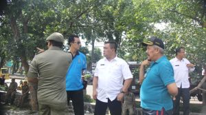 WALIKOTA DAN PERANGKAT DAERAH TURUN BERSIHKAN TAMAN KRUCUK