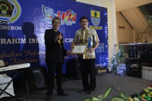 PERINGATI HARI PERS NASIONAL (HPN) 2017 , WALI KOTA CIREBON TERIMA PENGHARGAAN SEBAGAI “ SAHABAT WARTAWAN “