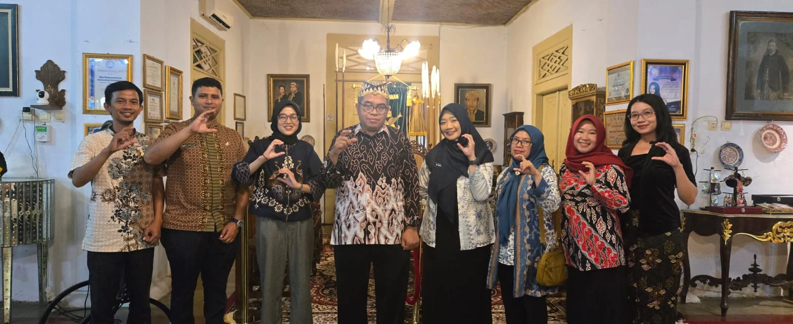 Dari Warisan Budaya Menuju Investasi Berkelanjutan, DPMPTSP dan Kelurahan Pulasaren Kunjungi Keraton Kacirebonan